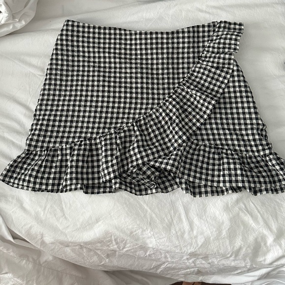 H&M Dresses & Skirts - H&M Divided Black and White Checkered Wrap Mini Skort skirt w shorts Gingham